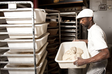 Boulanger prépare la pâte à pain