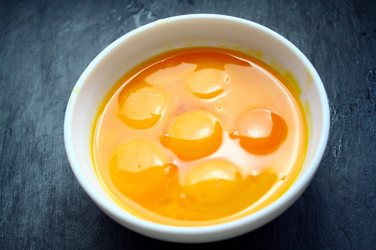 ramequin de jaunes d’œufs sur ardoise