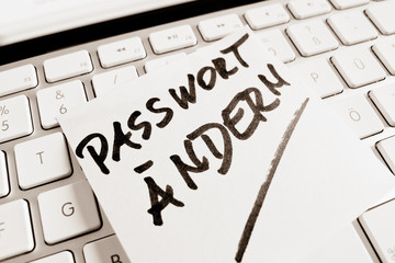 Notiz auf Computer Tastatur: Passwort ändern