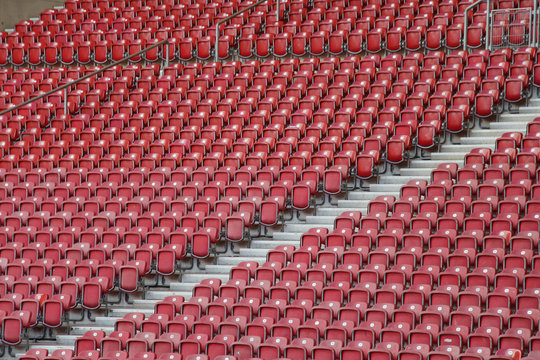 Stadiontribüne mit leeren Sitzreihen