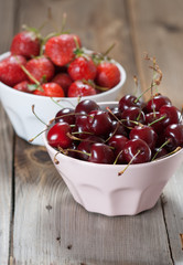 Sweet cherries and strawberry