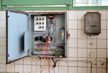 Fototapeta na wymiar Skrzynka bezpieczników w opuszczonej fabryce
