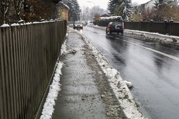 Schnee auf Gehweg