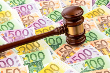 Richterhammer und Euro-Geldscheine