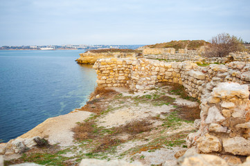 Fototapeta na wymiar Stary mur w pobliżu morza