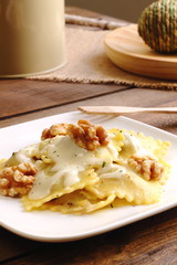 Raviolis con salsa de queso y nueces