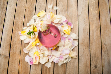 Rosenöl / Rosensirup mit Rosenblättern