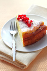 Cheesecake decorated with red currant