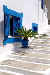 Fototapeta premium Tradycyjne greckie schody uliczne alei