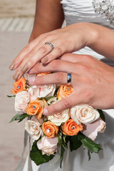 Obraz na płótnie Canvas hands of wedding couple, shows his rings