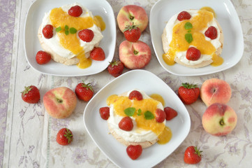 Pavlova mit Erdbeeren und Pfrischen