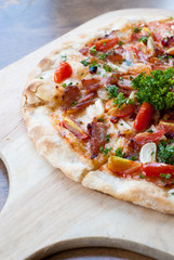 Pizza with bacon, garlic and dried chilli
