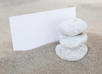 carton blanc et pierre zen en équilibre