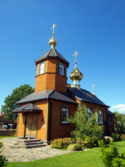 Fototapeta na wymiar picturesque wooden Orthodox church in the village Kostomloty in