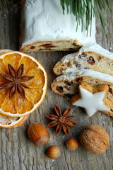 Christstollen und Nüsse