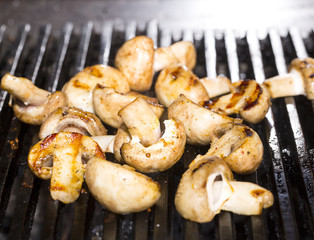 Грибы готовятся на гриле © lester120