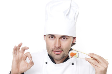Koch im Kochhut mit Sushi