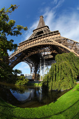 Panele Szklane Podświetlane  Wieża Eiffla z parkiem miejskim w Paryżu, Francja