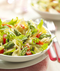 pasta salad with asparagus and tomato