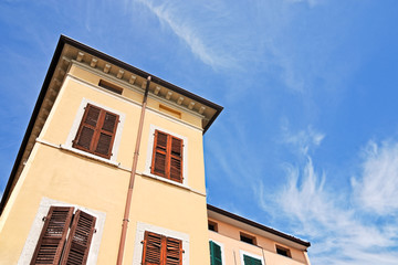 Mietshaus und Fensterladen in Italien typisch