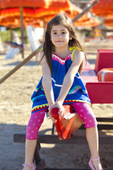 Bambina seria seduta sulla barca