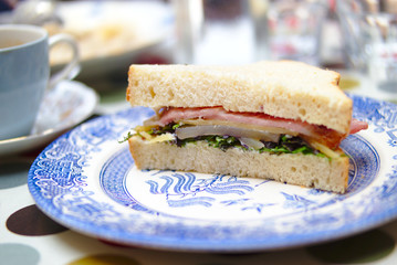 Sandwich with bacon, pear and herbs