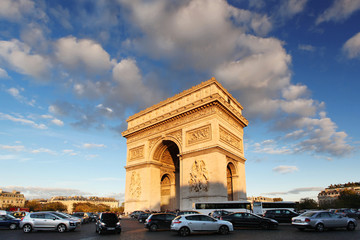Fototapeta na wymiar Famous Arc de Triomphe w wieczór, Paryż, Francja