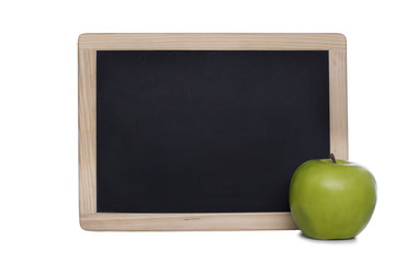 leere schiefertafel mit apfel