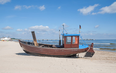 Fototapeta na wymiar Plaża przy molo Ahlbeck na wyspie Uznam