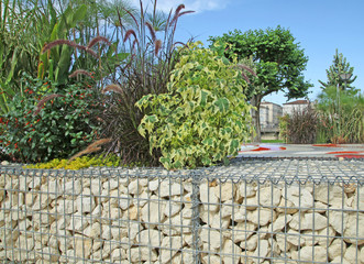 mur de soutien en pierre avec armature en grillage