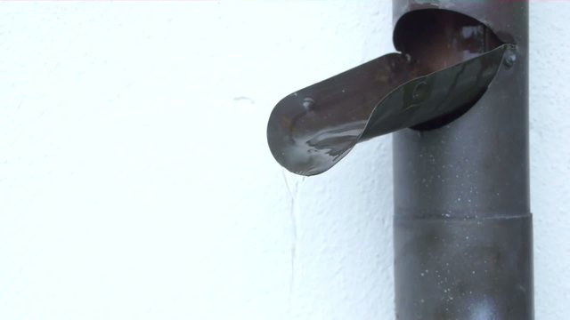 Regenwasser flie&szlig;t durch Rohr