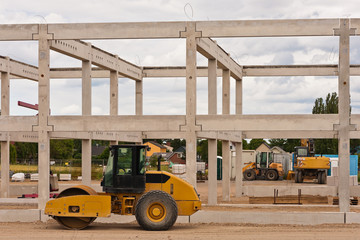 Rohbau einer Betonkonstruktion und mehrere Baumaschinen