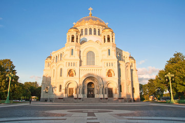 Fototapeta na wymiar Naval katedry Świętego Mikołaja w Kronsztadzie w Rosji.