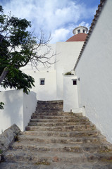 Naklejka premium Escaleras hacia la iglesia