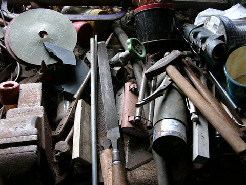 Altes Werkzeug an einer Werkbank in einer alten Scheune auf einem Bauernhof in Rudersau bei Rottenbuch im Kreis Weilheim-Schongau im Pfaffenwinkel in Oberbayern