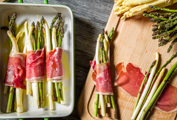 Preparation baked asparagus with prosciutto