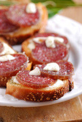 crostoni al formaggio e salame con foglie di alloro