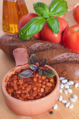 Baked white kidney beans with tomatoes and basil