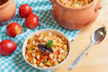 Baked white kidney beans with vegetables in a bowl