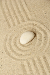 Fototapeta na wymiar Ogród zen z raked piasku i okrągły kamień z bliska
