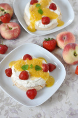 Pavlova mit Erdbeeren und Pfrischen