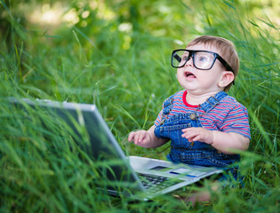 little boy with a laptop - 53613858