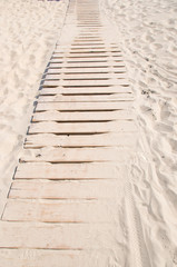 Strandsteg durch den Sand