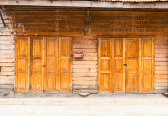 Obraz na płótnie Canvas zabytkowe drewniane drzwi