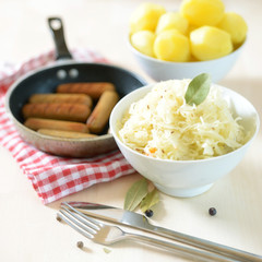 Deftige Mahlzeit mit Würstchen,Sauerkraut und Kartoffeln
