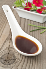 salsa di soia su legno