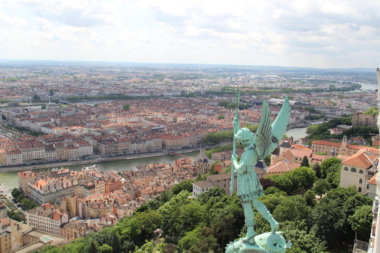 Lyon, vue a&eacute;rienne, statue archange Saint Michel