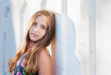 Fototapeta premium beautiful girl on background wall