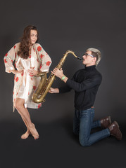 Fototapeta premium man playing for a girl