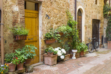 Fototapeta na wymiar lovely tuscan street, Pienza, Włochy